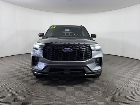 Used 2025 Ford Explorer ST-Line w/ ST-Line Street Pack image 2