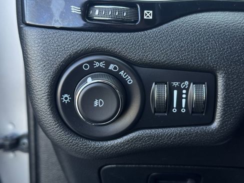Used 2021 Jeep Cherokee Latitude Plus FWD image 21