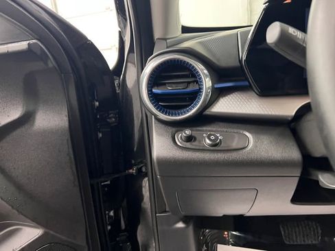 Used 2025 Chevrolet Trax LT w/ LT Convenience Package image 28