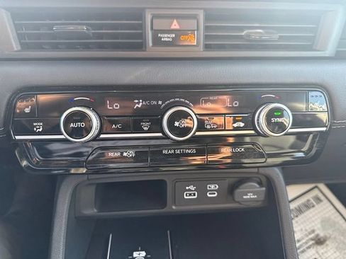 Used 2025 Honda Pilot EX-L image 18