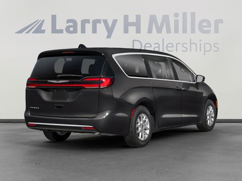New 2026 Chrysler Pacifica Select image 2