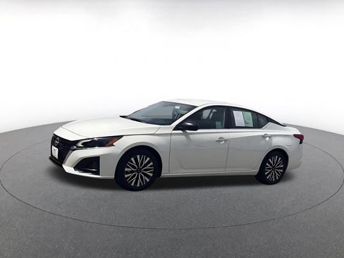 Used 2025 Nissan Altima 2.5 SV FWD image 8