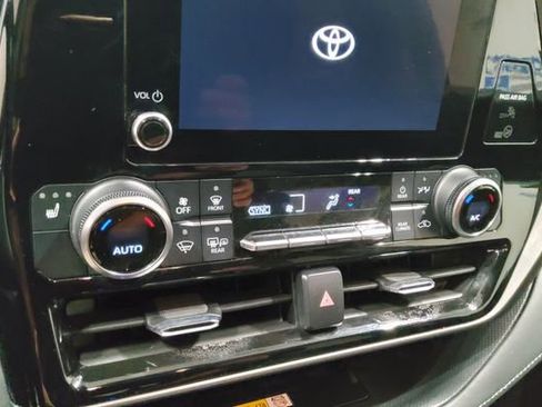 Used 2023 Toyota Highlander XLE FWD image 18