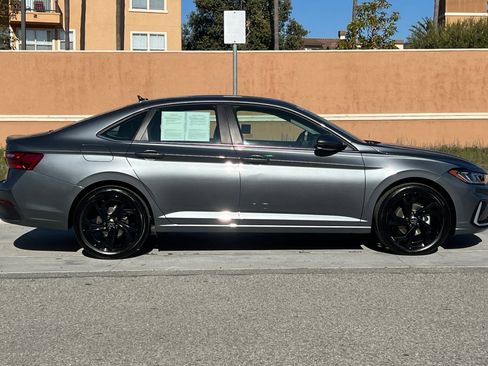 Certified 2025 Volkswagen Jetta SE image 3