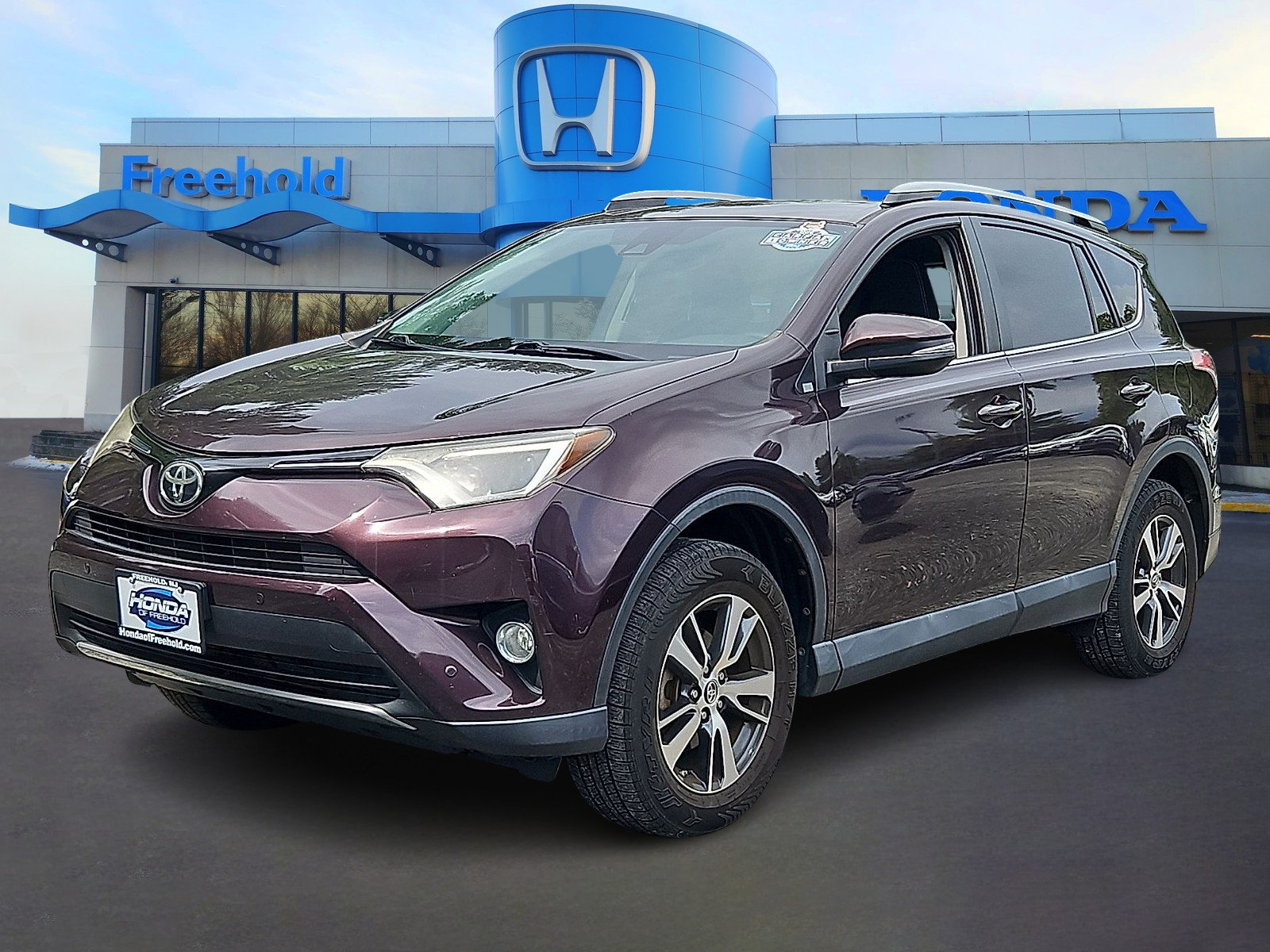 Used 2017 Toyota RAV4 XLE AWD/4WD image 3