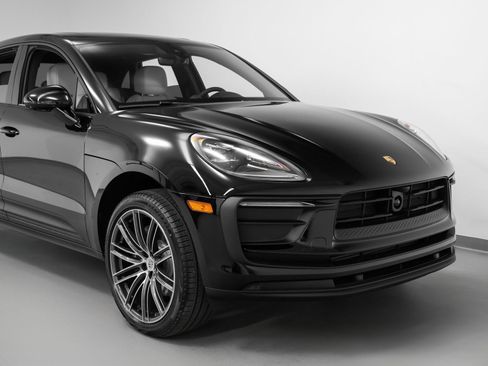 Used 2025 Porsche Macan image 9