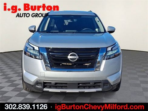 Used 2025 Nissan Pathfinder SL image 2