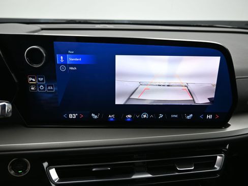 Used 2025 Chevrolet Traverse LT image 18