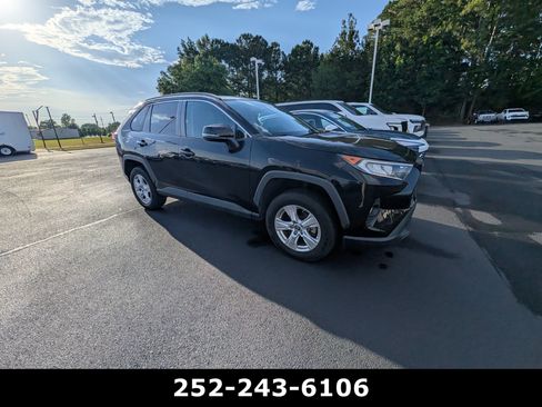 Used 2019 Toyota RAV4 XLE w/ Convenience Package FWD image 3