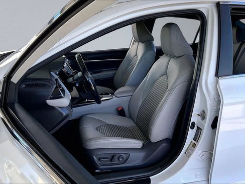 Used 2019 Toyota Camry SE w/ Convenience Package FWD image 18