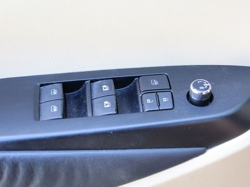 Used 2014 Toyota Highlander XLE image 13