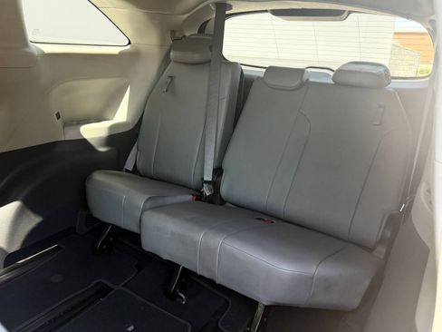 Used 2022 Toyota Sienna XLE FWD image 26