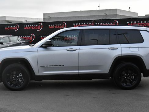 Used 2024 Jeep Grand Cherokee L Laredo image 4