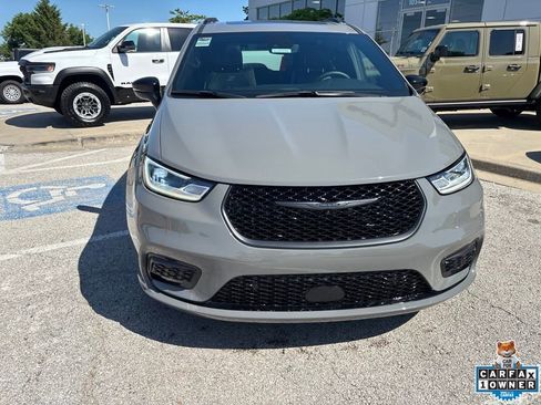 Used 2025 Chrysler Pacifica Limited AWD/4WD image 9