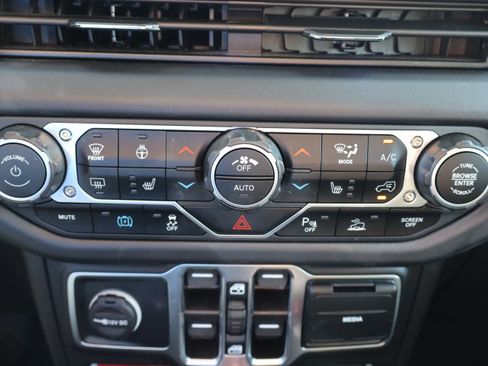 Used 2025 Jeep Wrangler Unlimited Rubicon 4xe w/ Safety Group AWD/4WD image 22