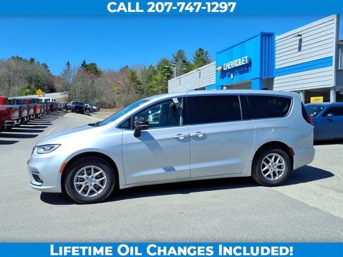 Used 2024 Chrysler Pacifica Touring-L FWD image 8