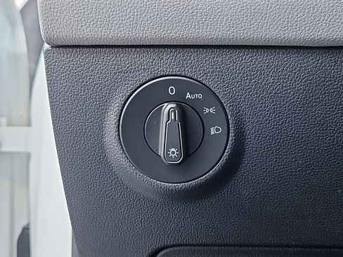 Certified 2022 Volkswagen Taos SE w/ Panoramic Sunroof Package image 11