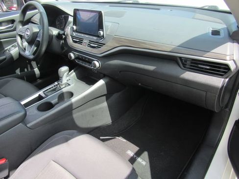Used 2025 Nissan Altima 2.5 SV FWD image 10