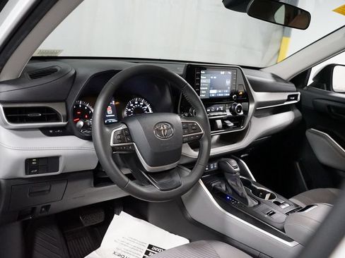 Used 2022 Toyota Highlander LE FWD image 11