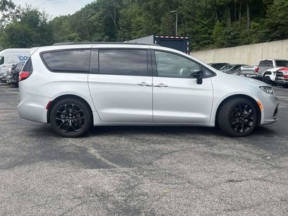 Used 2024 Chrysler Pacifica Touring-L w/ S Appearance Package