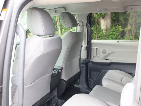 Used 2024 Toyota Sienna LE AWD/4WD image 19