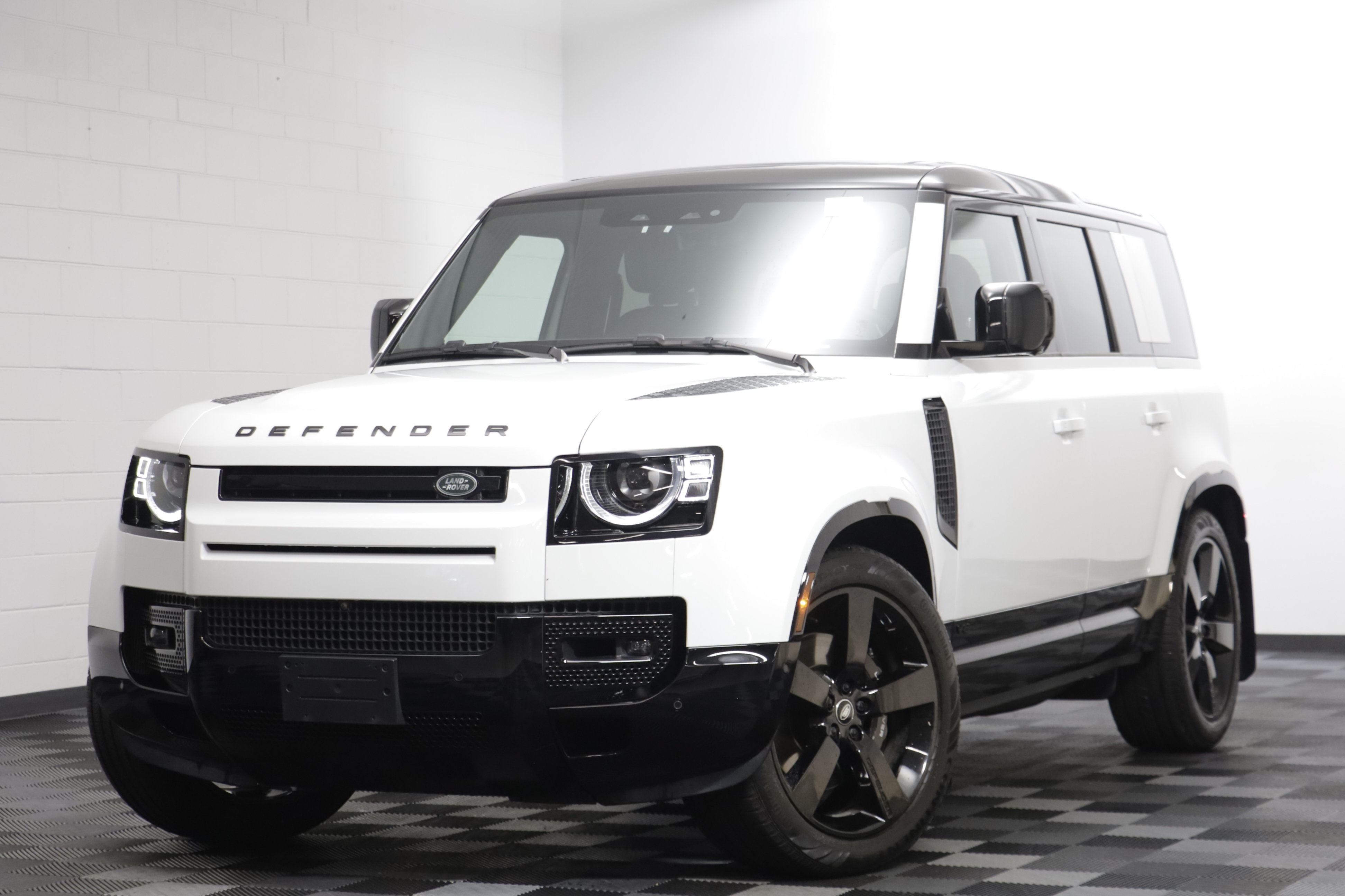 Certified 2025 Land Rover Defender 110 V8 AWD/4WD image 1
