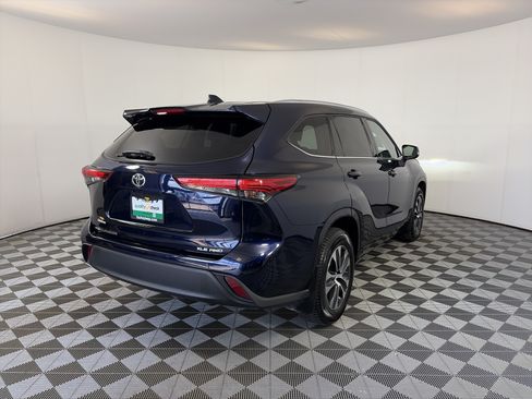 Used 2021 Toyota Highlander XLE AWD/4WD image 11