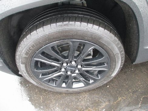 Used 2023 GMC Acadia SLE w/ Driver Convenience Package image 13