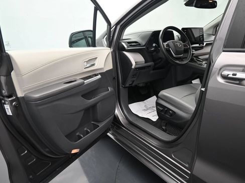 Used 2024 Toyota Sienna XLE FWD image 15