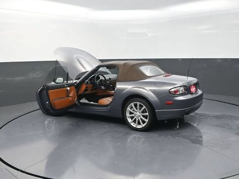 Used 2006 MAZDA MX-5 Miata Grand Touring w/ Premium Pkg RWD image 39