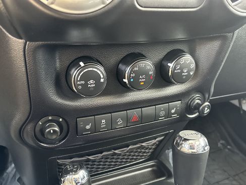Used 2016 Jeep Wrangler Unlimited Rubicon AWD/4WD image 18