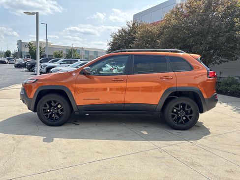 Used 2016 Jeep Cherokee Trailhawk w/ Comfort/Convenience Group AWD/4WD image 9