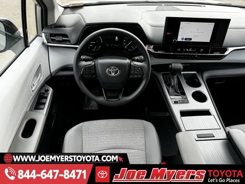 Used 2025 Toyota Sienna LE image 13
