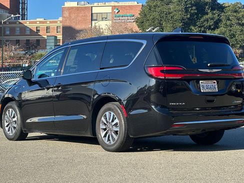 Used 2024 Chrysler Pacifica Select image 6