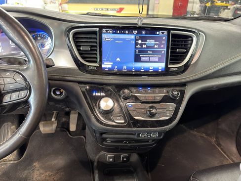 Used 2021 Chrysler Pacifica Touring-L w/ Uconnect Theater Family Group AWD/4WD image 7