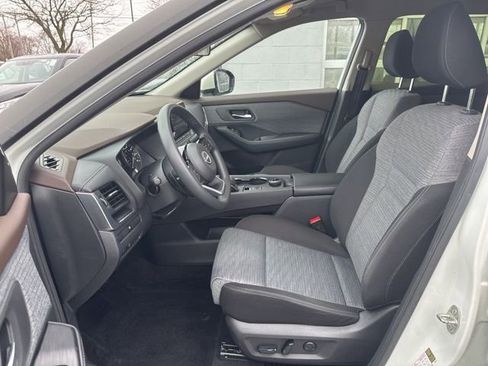 Used 2023 Nissan Rogue SV image 9