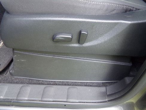 Used 2024 Nissan Frontier SV image 19