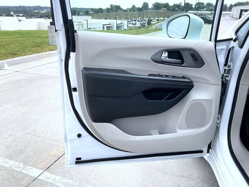 Used 2022 Chrysler Pacifica Touring-L FWD image 8