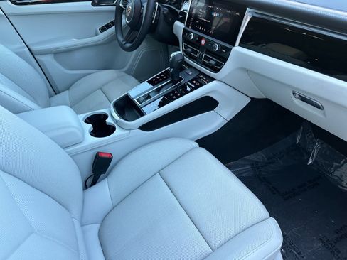 Certified 2025 Porsche Macan AWD/4WD image 17