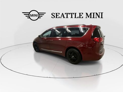 Used 2017 Chrysler Pacifica Touring-L FWD image 7
