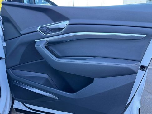 Used 2021 Audi e-tron Premium Plus w/ Premium Plus Package image 45