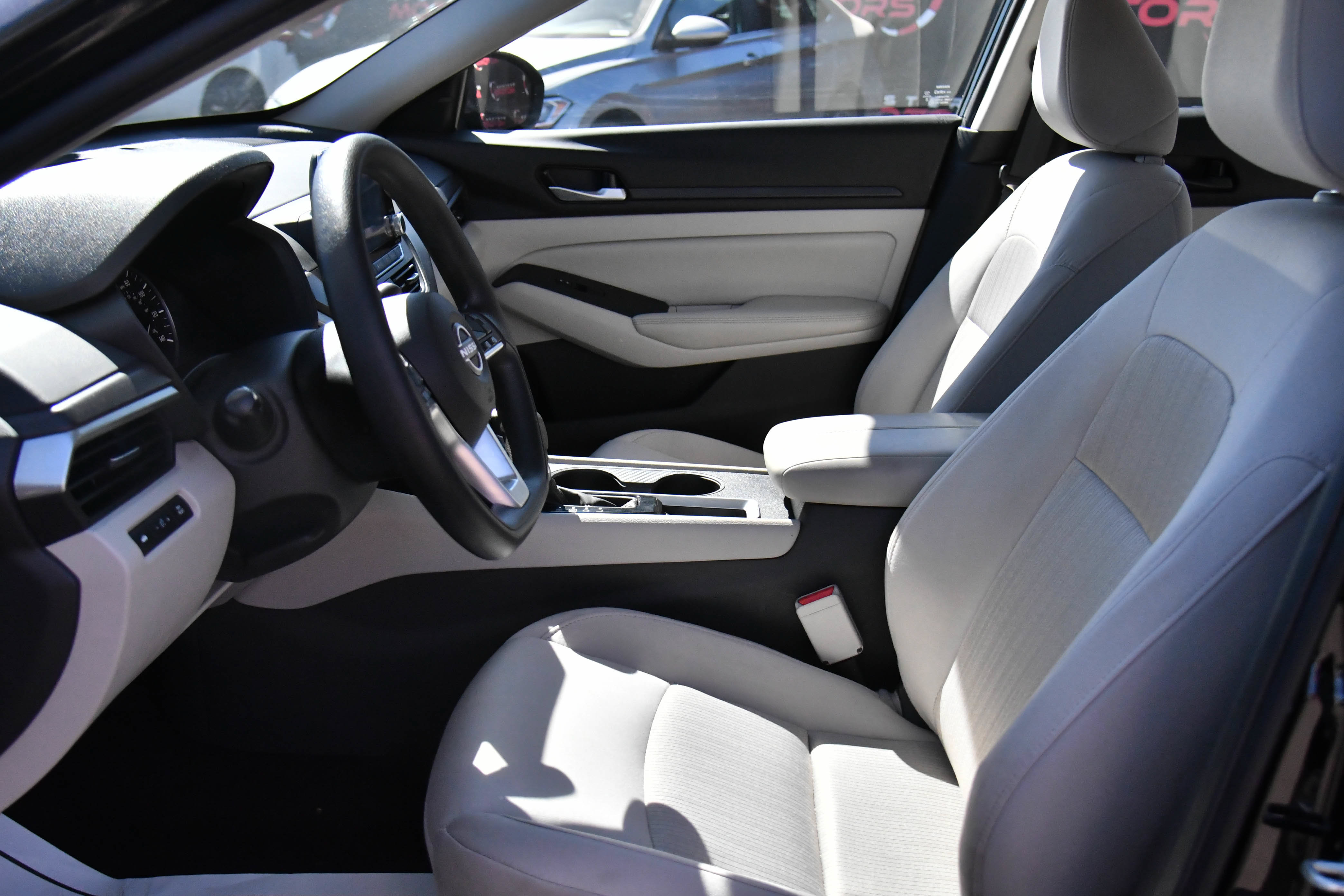 Used 2025 Nissan Altima 2.5 SV FWD image 17