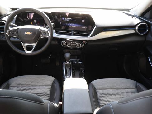 Used 2025 Chevrolet Trax LT w/ LT Convenience Package FWD image 12