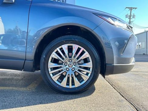 Used 2023 Toyota Venza XLE image 15