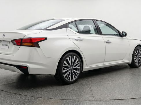 Used 2025 Nissan Altima 2.5 SV FWD image 9