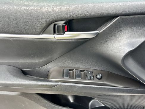 Used 2018 Toyota Camry SE FWD image 21