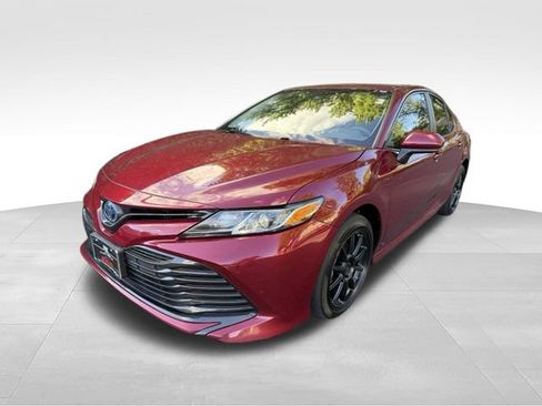 Used 2018 Toyota Camry LE FWD image 1