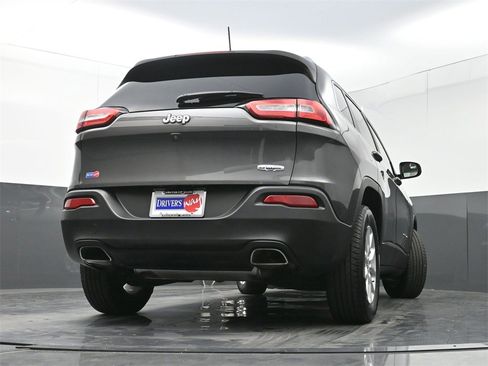 Used 2018 Jeep Cherokee Latitude Plus image 25