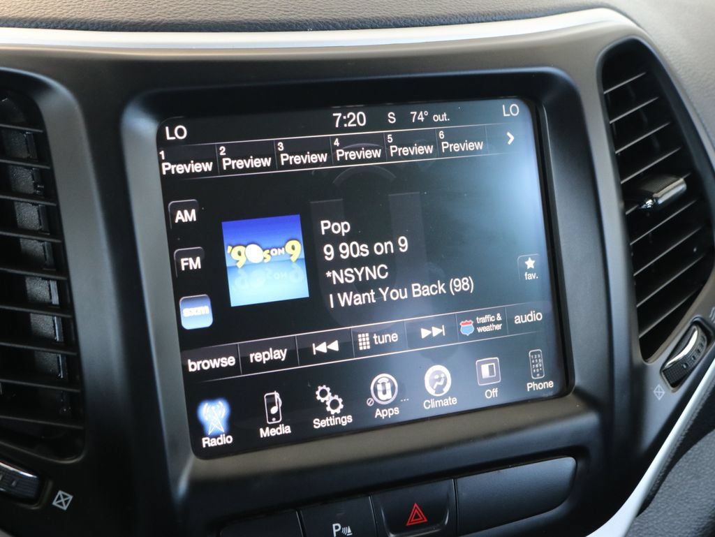 Used 2018 Jeep Cherokee Trailhawk AWD/4WD image 14