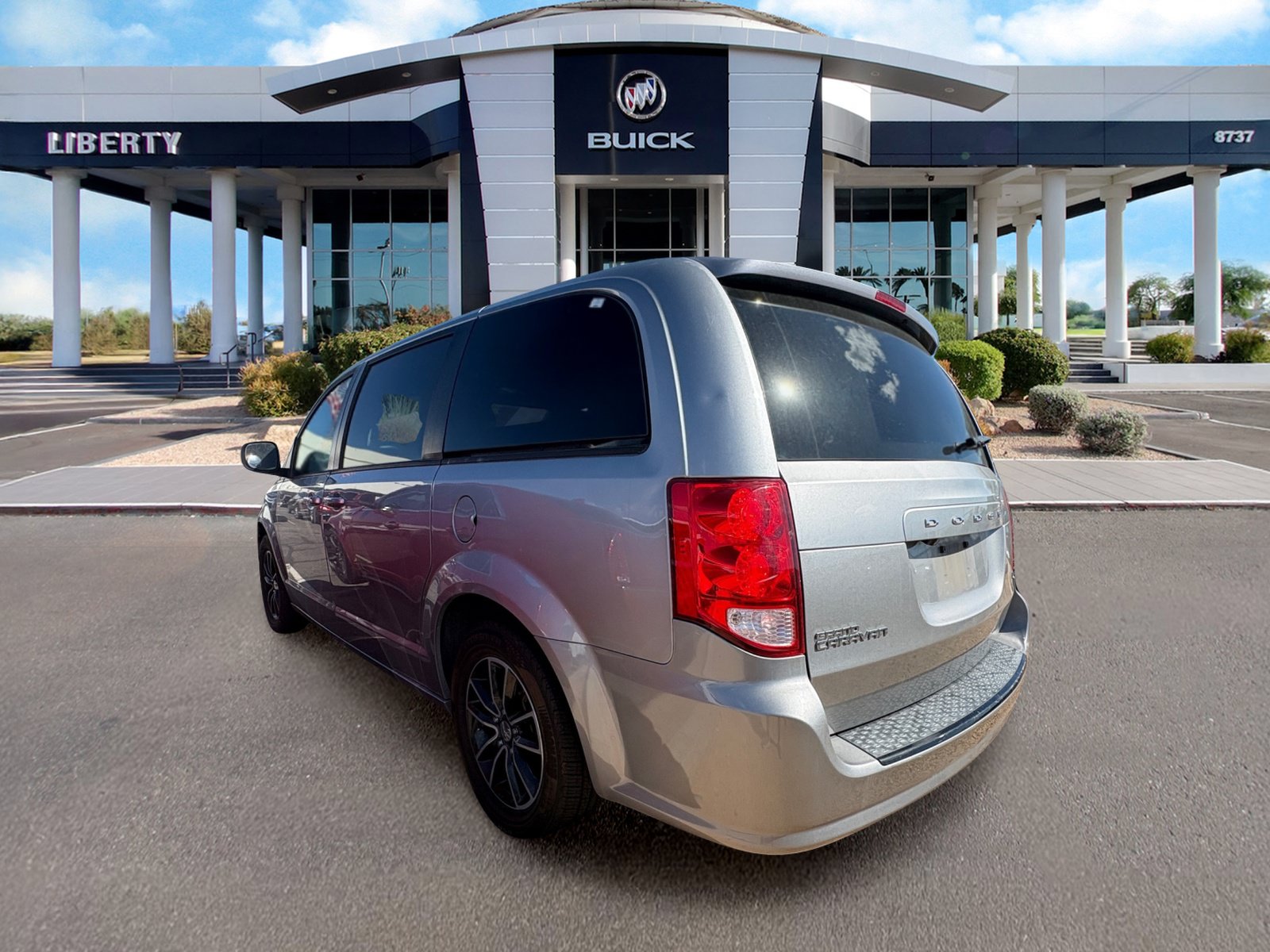 Used 2018 Dodge Grand Caravan SE FWD image 3